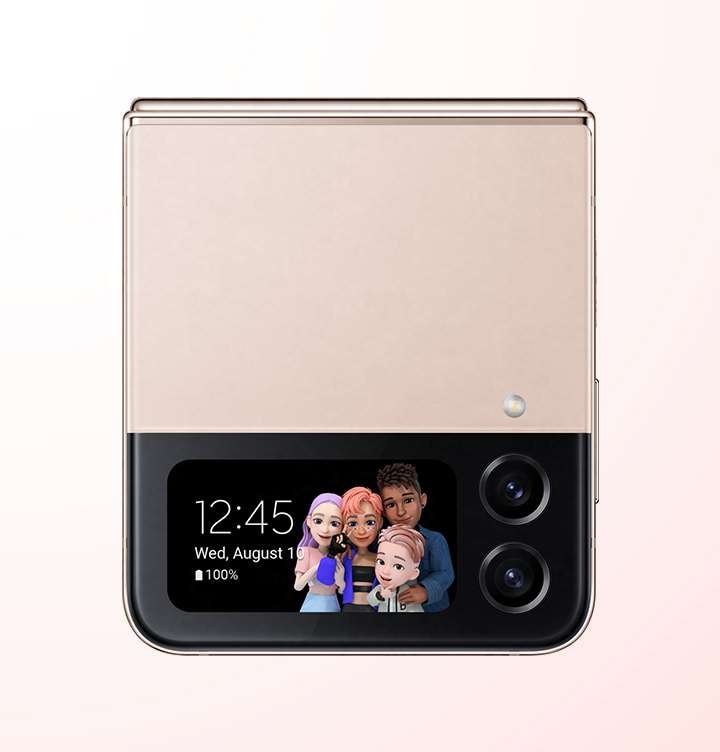 커버 디스플레이에서 커스텀 AR 이모지가 워치 페이스로 설정된 핑크 골드 컬러의 갤럭시Z 플립4가 접혀 있습니다. 