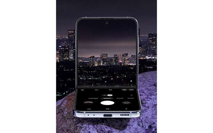 갤럭시 Z 플립4 플렉스 모드로 야간 모드의 메인 디스플레이에서 볼 수 있습니다. 도시의 야경을 촬영하고 있으며, 야간 모드는 도시 조명의 색상과 디테일을 생생하고선명하게 만든다.