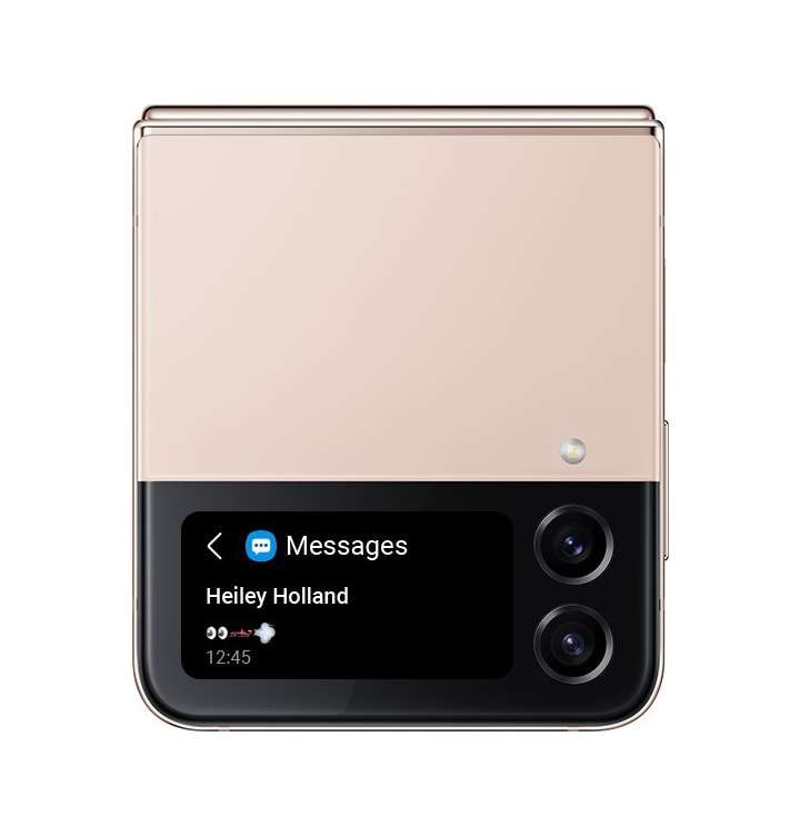 핑크 골드 컬러의 갤럭시Z 플립4 커버 디스플레이에 문자 메시지 알림이 표시되어있습니다. 메시지 내용은 눈, 레이싱카, 바람 등 다양한 이모티콘이 연속적으로 있습니다.