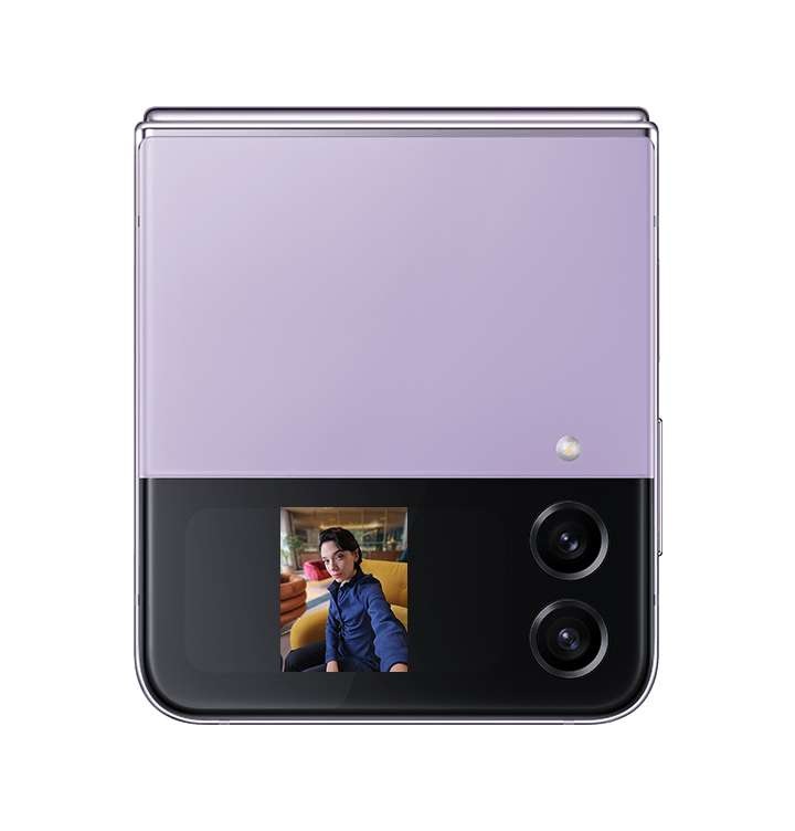 갤럭시 Z 플립4의 커버 디스플레이를 세로로 이용해 셀카를 찍는 사람의 모습이 커버 디스플레이 화면 속에 있습니다. 