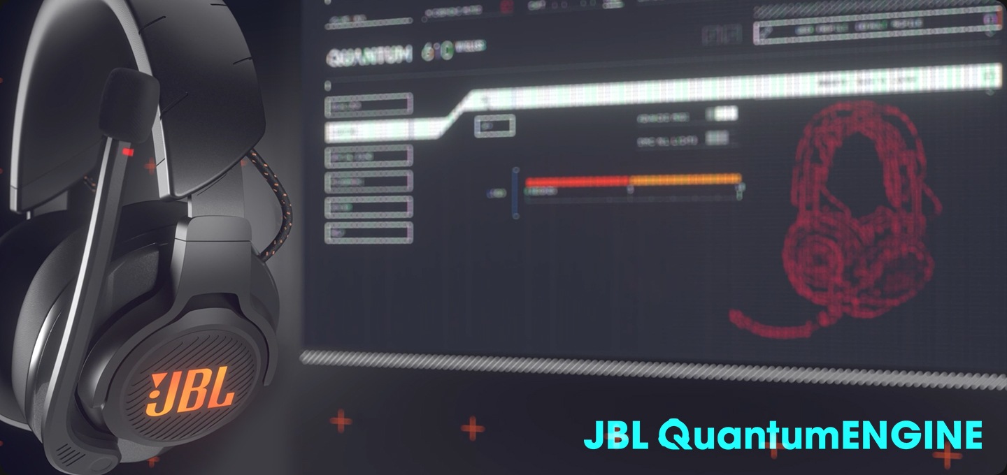 JBLQUANTUM610BLK 측면부가 보여지며 모니터엔 QUANTUM 610에 대한 화면이 흐릿하게 보여집니다. JBL QUantumENGINE 로고가 보여집니다.