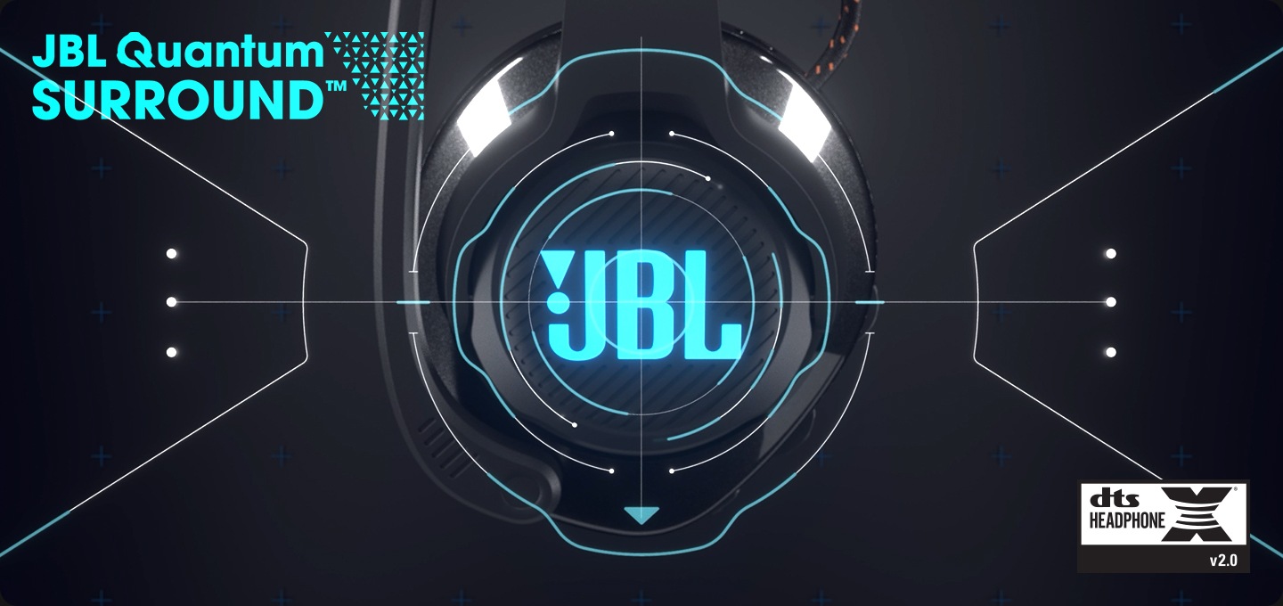 JBLQUANTUM610BLK 옆면이 보여지며 JBL로고에 라이팅 되는 모습입니다. JBL QUANTUM SURROUND 로고와 dts HEADPHONE X 로고가 보여집니다.