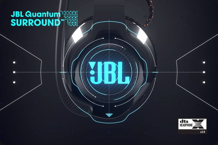 JBLQUANTUM610BLK 옆면이 보여지며 JBL로고에 라이팅 되는 모습입니다. JBL QUANTUM SURROUND 로고와 dts HEADPHONE X 로고가 보여집니다.