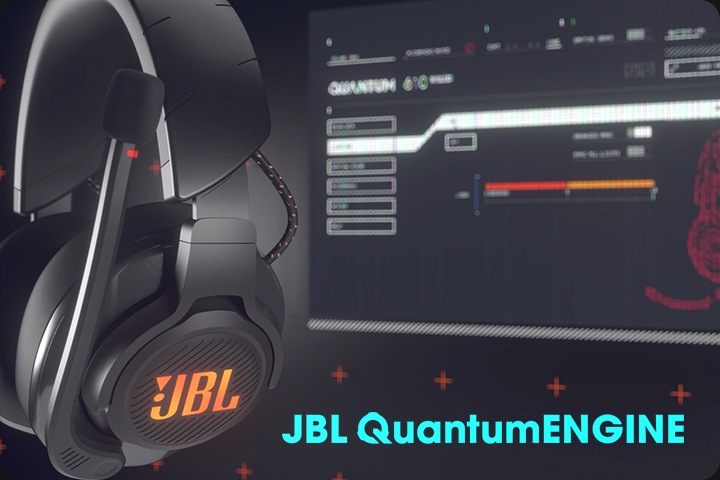 JBLQUANTUM610BLK 측면부가 보여지며 모니터엔 QUANTUM 610에 대한 화면이 흐릿하게 보여집니다. JBL QUantumENGINE 로고가 보여집니다.