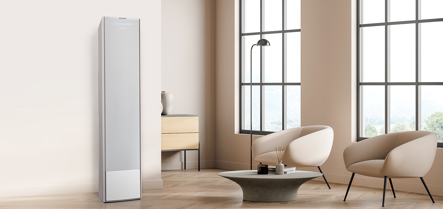 BESPOKE 패브릭 갤러리 이미지 제품이 소파 옆 거실공간에 놓여져 있습니다. 좌측에는 창문이 보이고 우측에는 책장과 탁자가 보입니다.