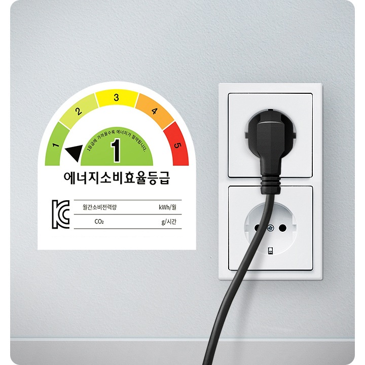 에너지소비효율 등급표를 보여주고 있습니다. 1등급에 표시 되어있으며, 콘센트에 플러그가 꽂혀져 있는 모습입니다.
