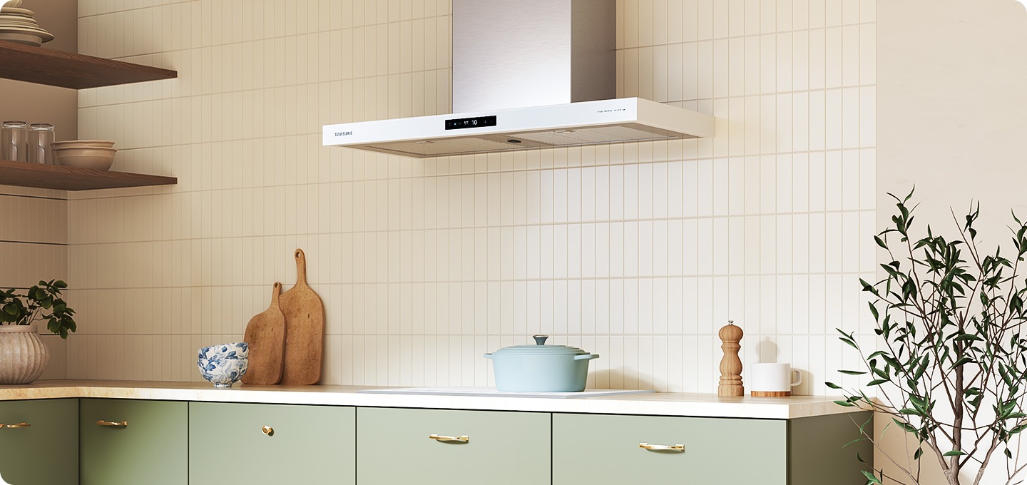 우드/그린톤의 주방 인테리어컷에 BESPOKE 후드 Air 글램 화이트 컬러가 설치되어 있습니다.