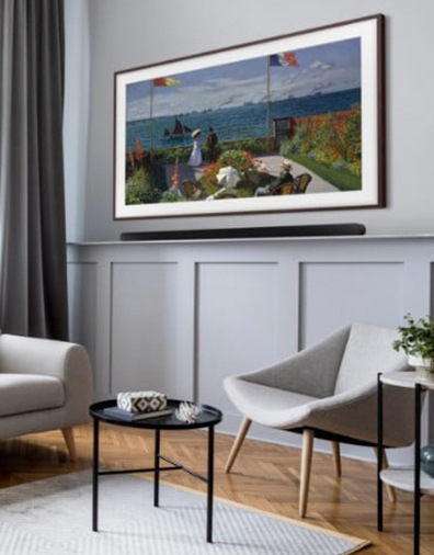 The Frame과 함께 TV장 위에 올려져 있는 슈퍼 슬림 사운드바 브라운 스킨 입니다.