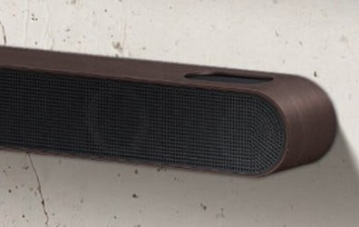 The Frame과 함께 벽에 설치된 슈퍼 슬림 사운드바 입니다.