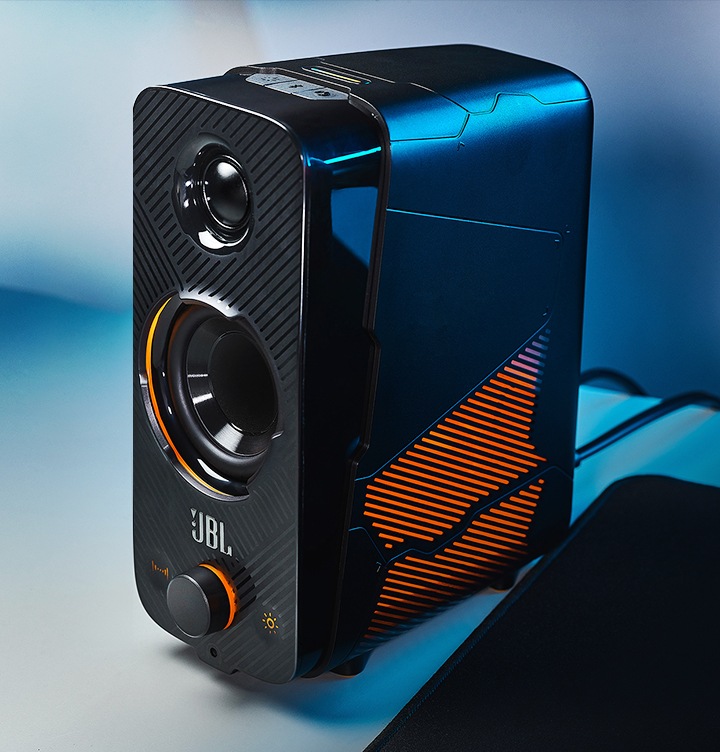 제품의 라이팅 효과가 켜져있고, 측면이 보이는 이미지 입니다. 