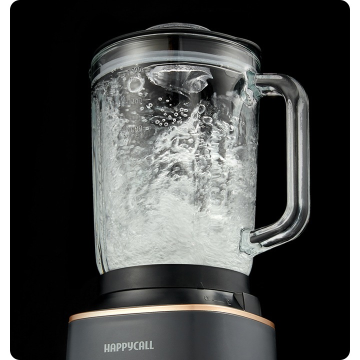 해피콜 블렌더 브리즈 베이직 모터가 회전하여 내용물이 블렌딩되는 이미지입니다.