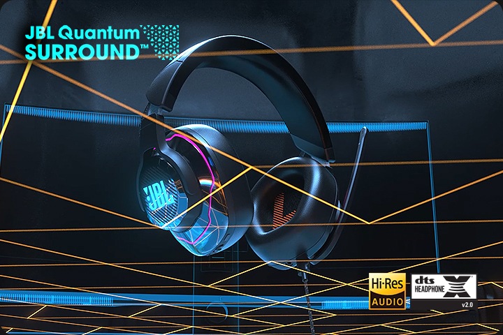 JBL QUANTUM SOUND 텍스트 아이콘과 dts HEADPHINE X2.0 아이콘이 보여집니다. JBL QUANTUM 910 헤드셋 측면부를 보여주고 있습니다.