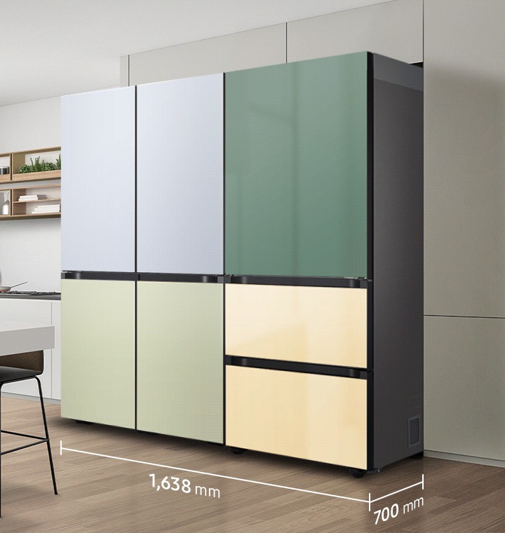 연그레이 색상의 냉장고장과 원목 색상의 바닥으로 된 주방이 있으며, 냉장고 장으로 새틴 스카이블루 색상의 상칸, 코타 펀 그린 색상의 하칸으로 된 4도어 냉장고와, 코타 그리너리 색상의 상칸, 코타 썬 옐로우 색상의 중하칸으로 된 3도어 김치냉장고 페어가 가로 1,638mm 깊이 700mm 사이즈의 냉장고장에 딱 맞게 들어가는 모습을 gif 애니메이션 형태로 보여주고 있습니다.