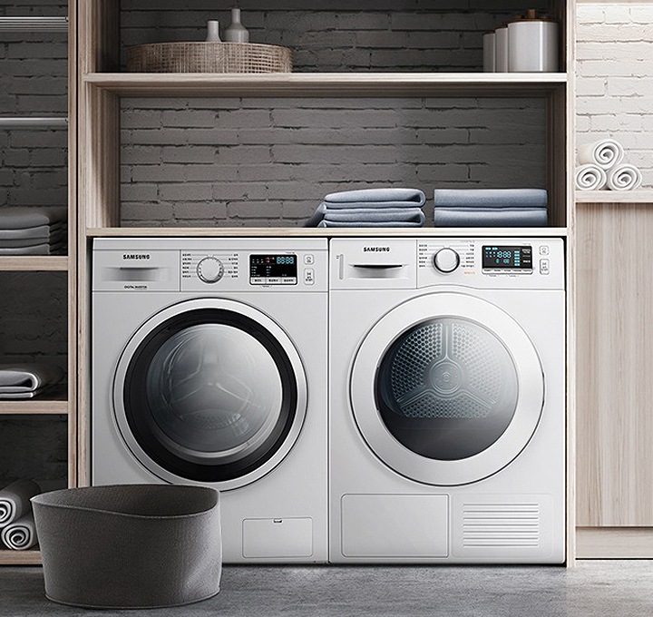 가구 안에 세탁기와 건조기가 나란히 설치되어 있습니다.