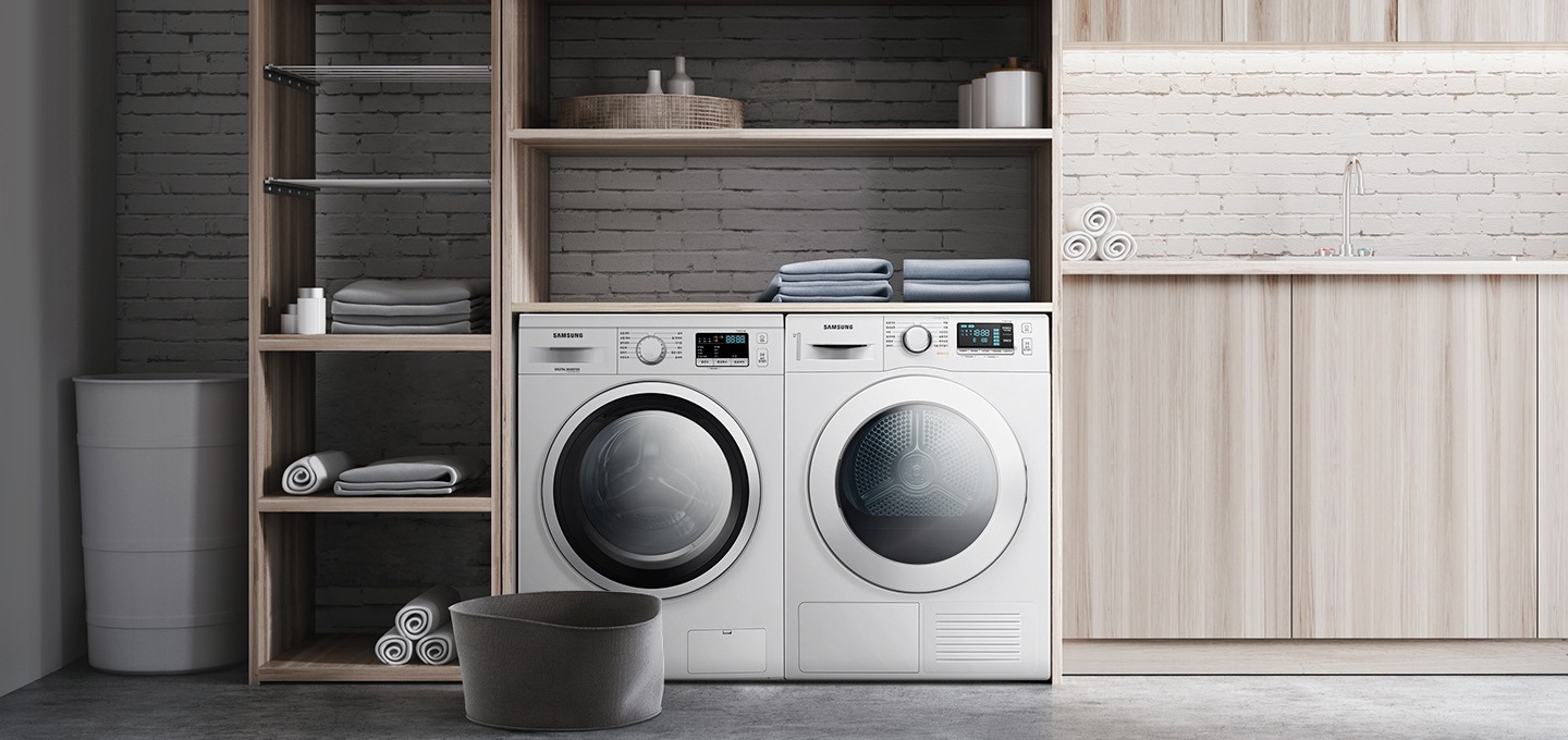 가구 안에 세탁기와 건조기가 나란히 설치되어 있습니다.