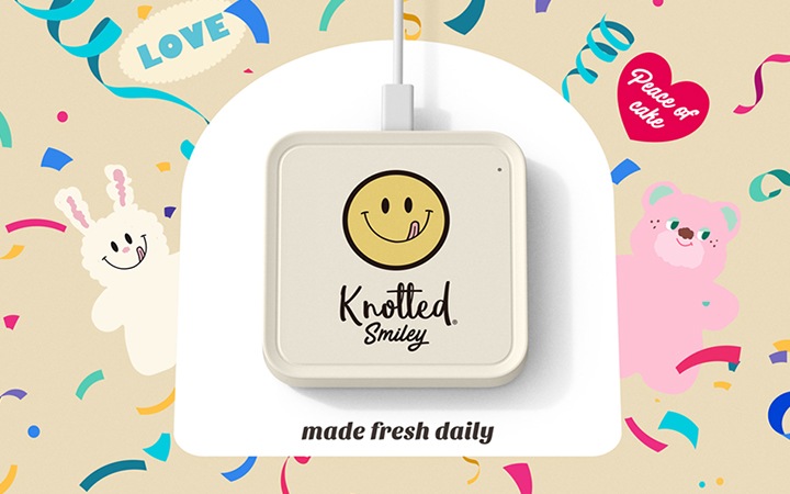 노티드를 대표하는 시그니처 곰 이미지와 토끼 인형이 제품 왼쪽 오른쪽에 그려져 있고, 가운대에 노티드 무선 충전기가 놓여져 있습니다.