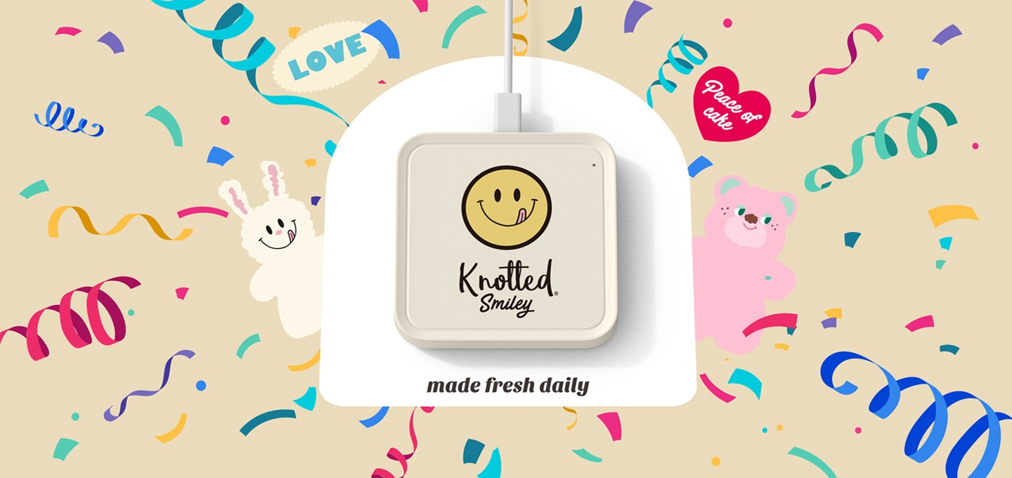 노티드를 대표하는 시그니처 곰 이미지와 토끼 인형이 제품 왼쪽 오른쪽에 그려져 있고, 가운대에 노티드 무선 충전기가 놓여져 있습니다.