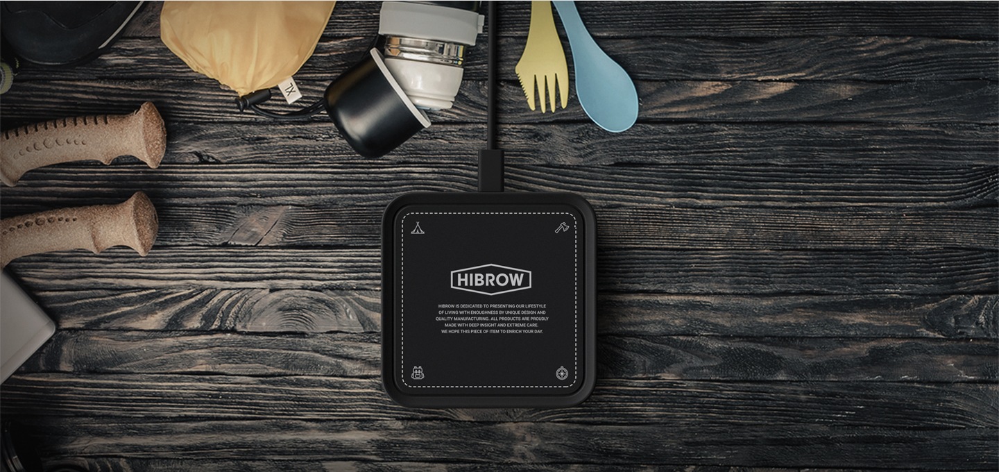 우드 테이블  위에 하이브로우 무선 충전기가 중앙에 놓여있습니다.