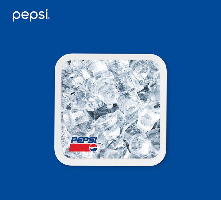 남색 배경에 펩시 무선 충전기가 놓여져 있습니다.