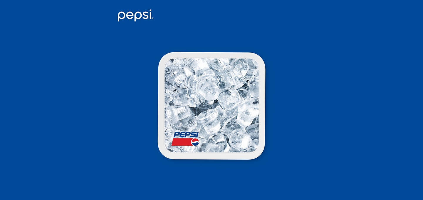 남색 배경에 펩시 무선 충전기가 놓여져 있습니다.