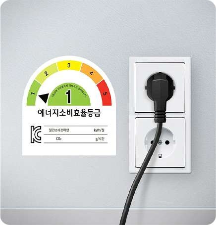 에너지 소비효율 1등급 마크와 콘센트에 꽂힌 전선 이미지