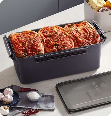 김치통 안에 김장김치가 가득 들어있는 이미지