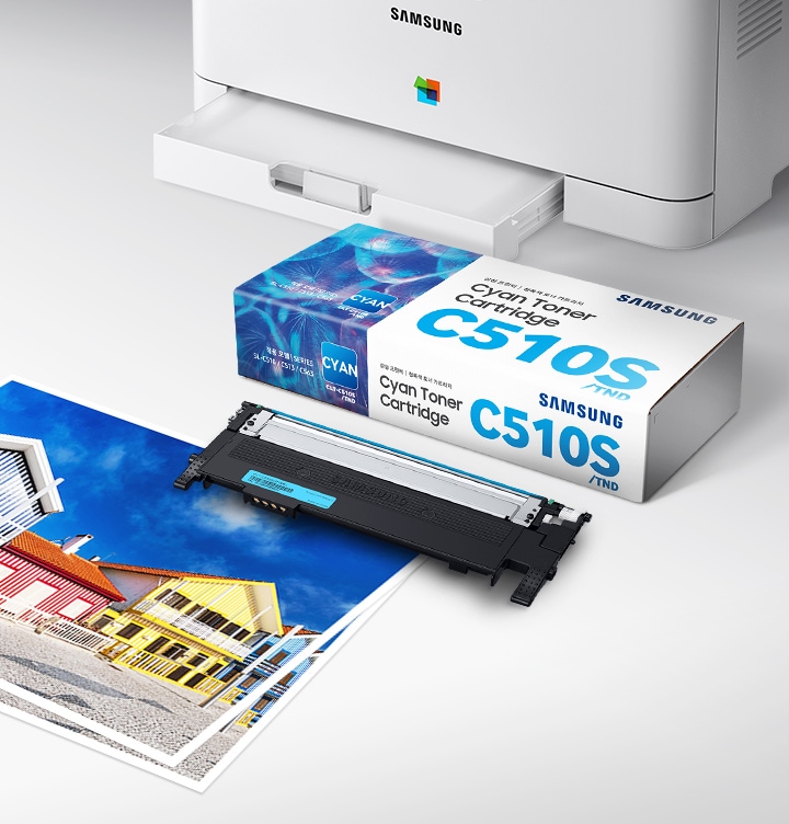 이미지 오른쪽 상단에 프린트 오른쪽에서 바라본 이미지가 있으며 프린트 이미지 오른쪽 하단 부분에 위에서 내려본 토너의 이미지가 있는 이미지 입니다. 토너의 제품 이미지 하단에는 주택의 정면 이미지가 출력된 출력물이 있습니다.