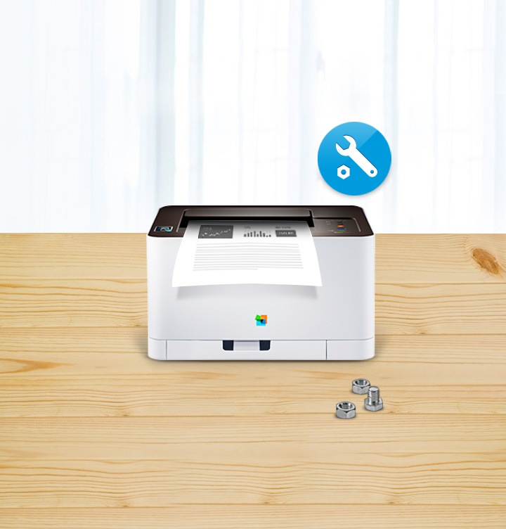 나무로 된 책상 위에 프린터 15도 위에서 내려본 이미지가 있으며 프린터 이미지 오른쪽 상단 부분에는 공구 아이콘이 있습니다. 이미지 하단에는 너트와 볼트가 널브러져 있는 이미지가 있습니다.