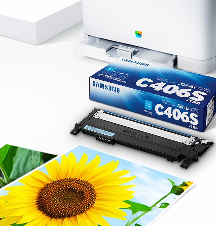 이미지 오른쪽 상단에 프린트 오른쪽에서 바라본 이미지가 있으며 프린트 이미지 오른쪽 하단 부분에 위에서 내려본 토너의 이미지가 있는 이미지 입니다. 토너의 제품 이미지 하단에는 해바리기 이미지가 출력된 출력물이 있습니다.