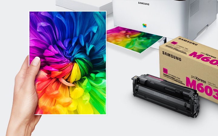 이미지 오른쪽 상단에 프린트 오른쪽에서 바라본 이미지가 있으며 프린트 이미지 오른쪽 하단 부분에 위에서 내려본 토너의 이미지가 있는 이미지 입니다. 이미지 왼쪽 부분에는 꽃 이미지가 출력된 출력물을 손으로 들고 있는 정면 이미지가 있습니다.