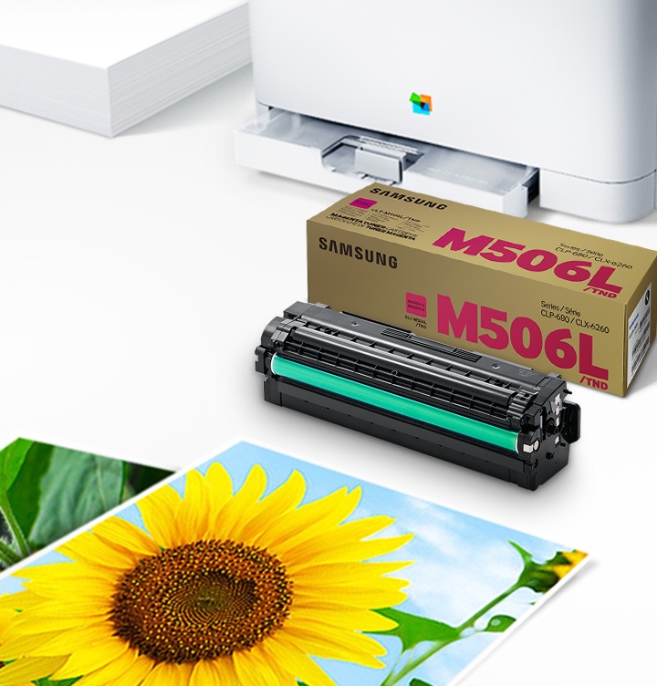 이미지 오른쪽 상단에 프린트 오른쪽에서 바라본 이미지가 있으며 프린트 이미지 오른쪽 하단 부분에 위에서 내려본 토너의 이미지가 있는 이미지 입니다. 이미지 왼쪽 부분에는 꽃 이미지가 출력된 출력물이 있습니다.