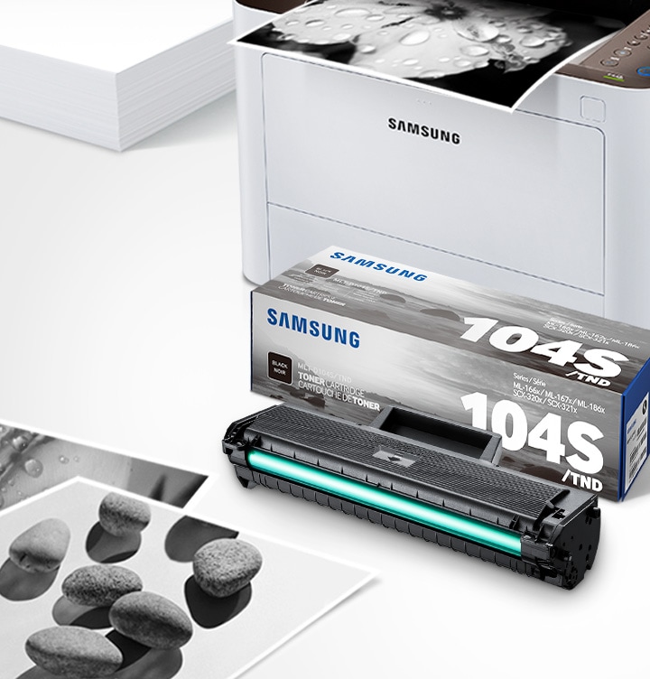 이미지 오른쪽 상단에 프린트 오른쪽에서 바라본 이미지가 있으며 프린트 이미지 오른쪽 하단 부분에 위에서 내려본 토너의 이미지가 있는 이미지 입니다. 이미지 왼쪽 부분에는 돌 이미지가 출력된 출력물이 있습니다.