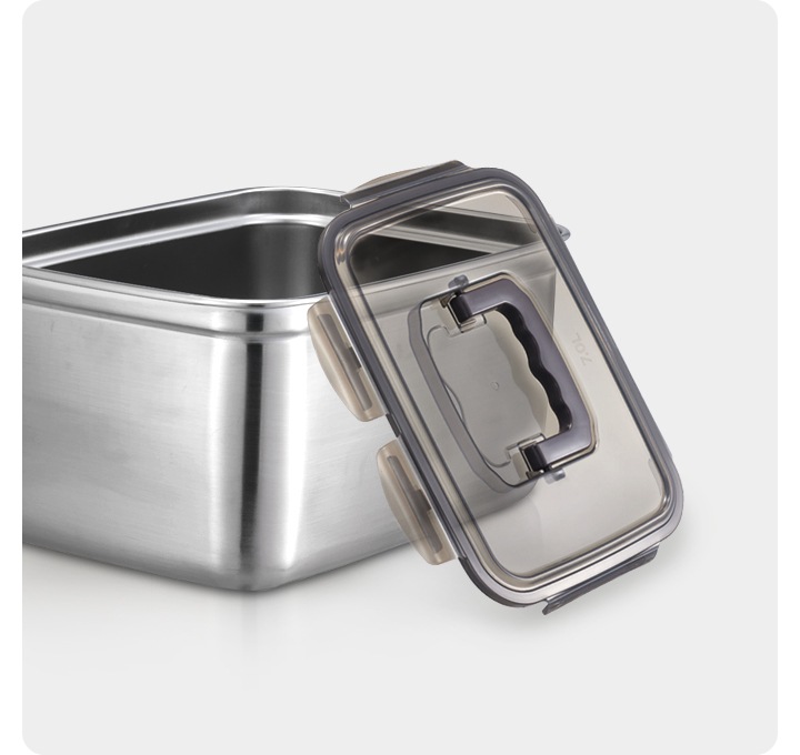 메탈김치통의 45도 측면이 보이며, 뚜껑은 열린채로 김치통의 바디에 기대어져 있습니다.