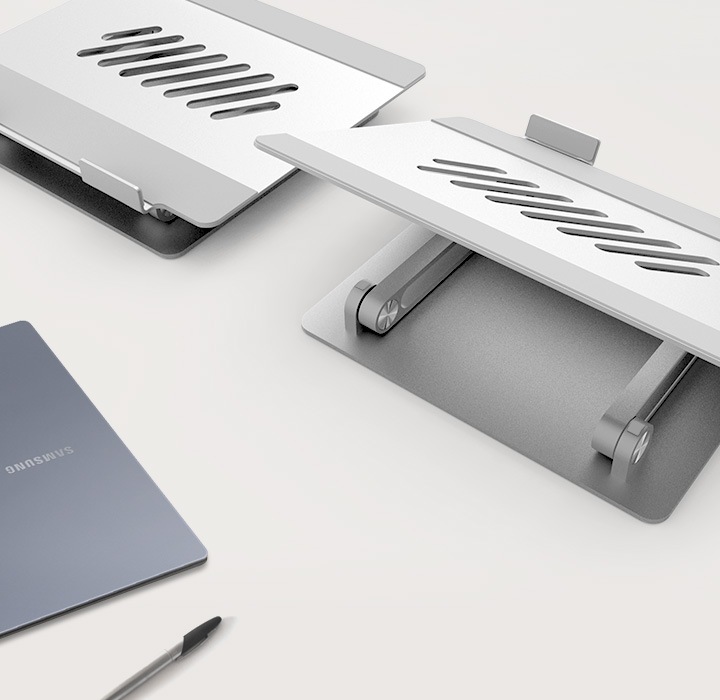 접이식 노트북 거치대와 노트북 이미지를 보여주고 있습니다.