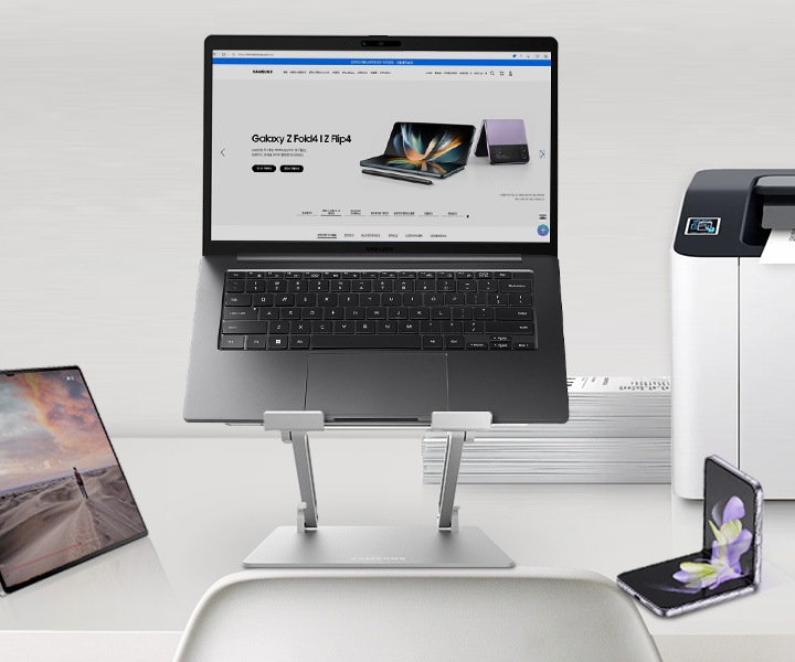 접이식 노트북 거치대의 인테리어 컷을 보여주고 있습니다.