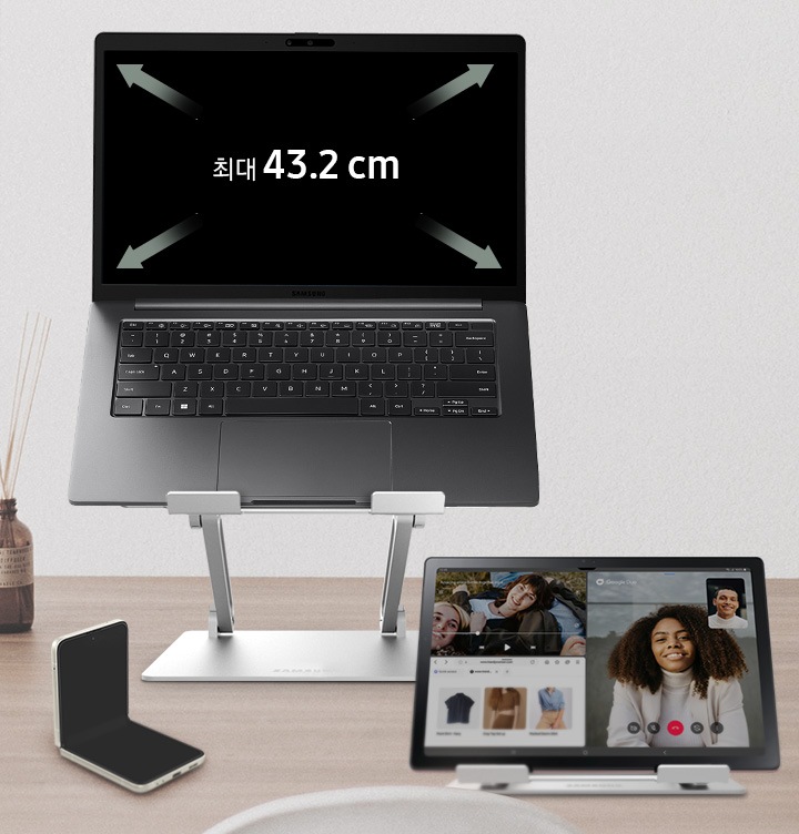 최대 43.2 cm 노트북, 태블릿 등 스마트 기기에 호환이 가능하여  다양하게 사용 가능합니다.