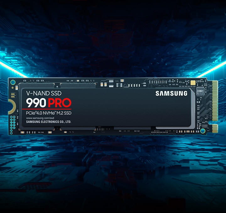 SSD 990 PRO NVMe 제품이 중앙에 강조되어 놓여 있습니다.