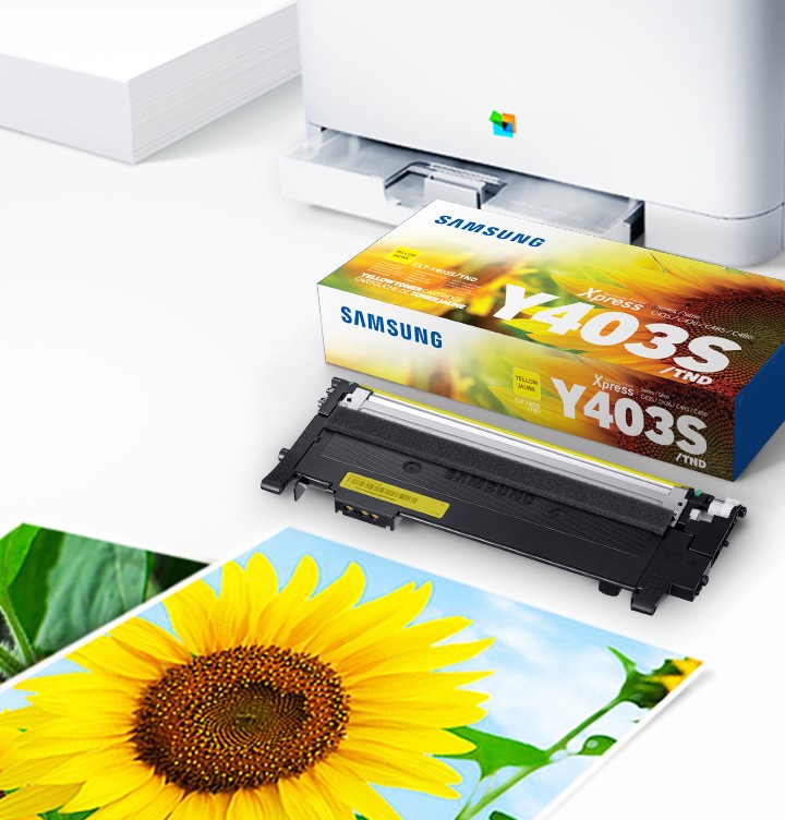 위쪽 삼성 프린터가 하단에는 출력물이 놓여있습니다. 오른쪽 하단에는 삼성 토너 카트리지가 있습니다.