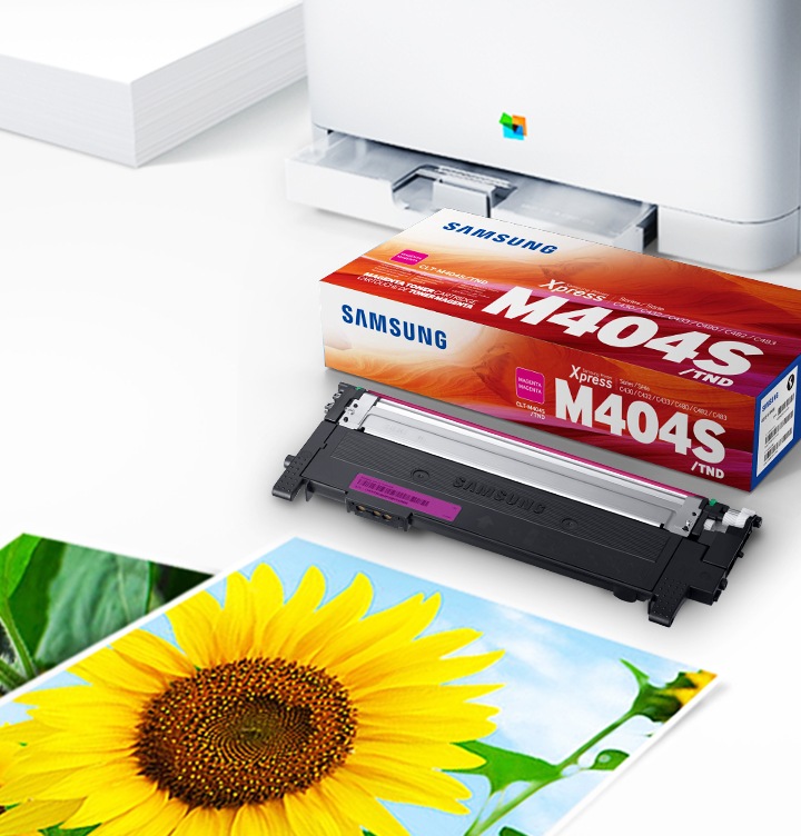 위쪽 삼성 프린터가 하단에는 출력물이 놓여있습니다. 오른쪽 하단에는 삼성 토너 카트리지가 있습니다.