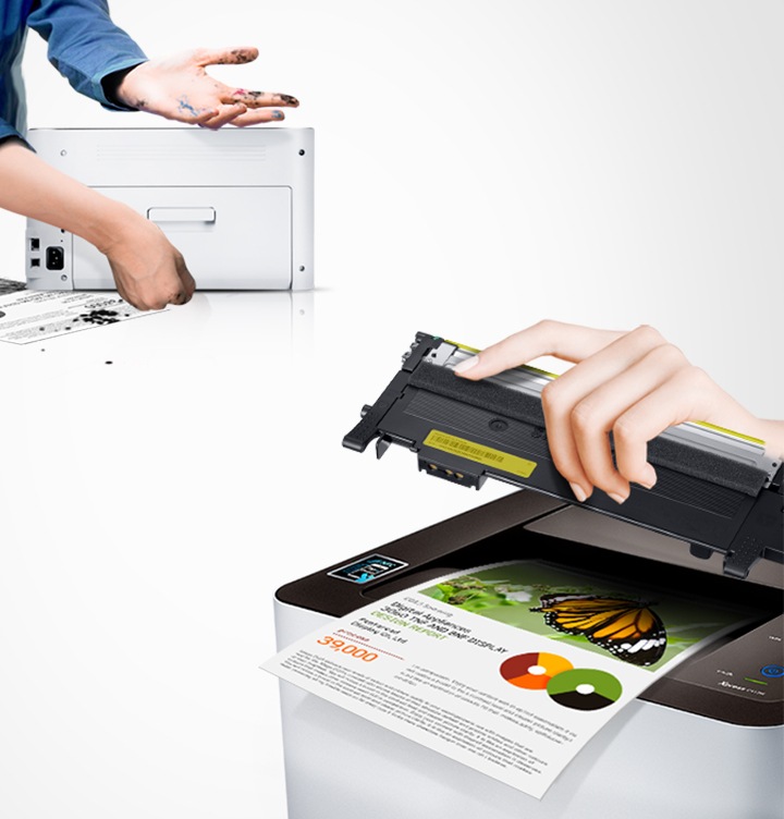 삼성 정품 토너가 고장 없이 안전함을 보여주는 컷으로서, 좌측에 비정품 토너를 사용한 프린터는 토너가 고장이 났고, 우측에 삼성 정품 토너를 사용한 프린터는 고장없이 출력물이 보이고 있습니다.