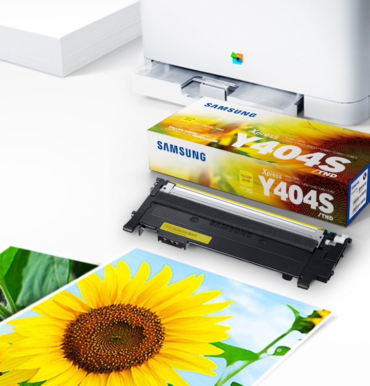 위쪽 삼성 프린터가 하단에는 출력물이 놓여있습니다. 오른쪽 하단에는 삼성 토너 카트리지가 있습니다.