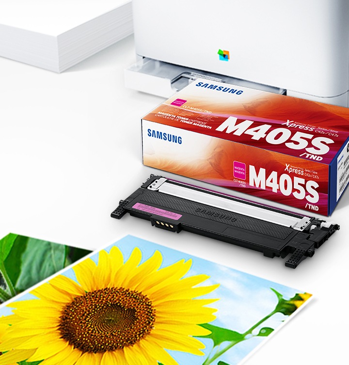 위쪽 삼성 프린터가 하단에는 출력물이 놓여있습니다. 오른쪽 하단에는 삼성 토너 카트리지가 있습니다.