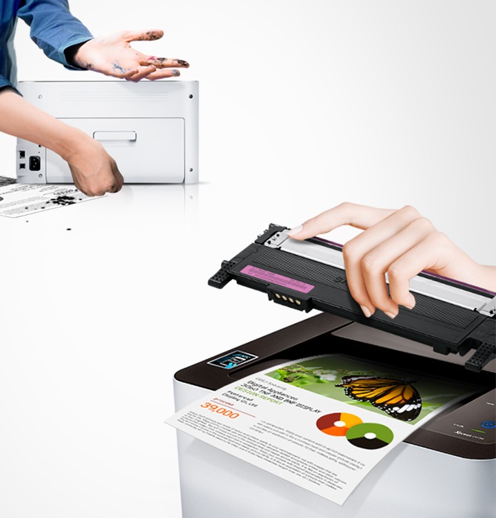 삼성 정품 토너가 고장 없이 안전함을 보여주는 컷으로서, 좌측에 비정품 토너를 사용한 프린터는 토너가 고장이 났고, 우측에 삼성 정품 토너를 사용한 프린터는 고장없이 출력물이 보이고 있습니다.