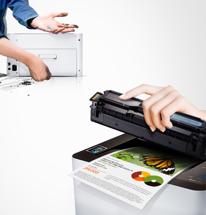 삼성 정품 토너가 고장 없이 안전함을 보여주는 컷으로서, 좌측에 비정품 토너를 사용한 프린터는 토너가 고장이 났고, 우측에 삼성 정품 토너를 사용한 프린터는 고장없이 출력물이 보이고 있습니다.