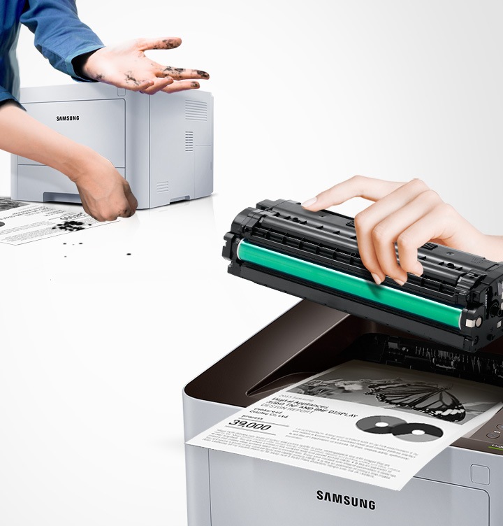 삼성 정품 토너가 고장 없이 안전함을 보여주는 컷으로서, 좌측에 비정품 토너를 사용한 프린터는 토너가 고장이 났고, 우측에 삼성 정품 토너를 사용한 프린터는 고장없이 출력물이 보이고 있습니다.