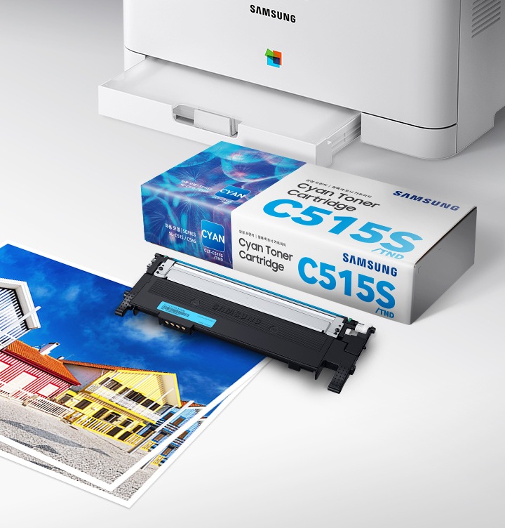 이미지 오른쪽 상단에 프린트 오른쪽에서 바라본 이미지가 있으며 프린트 이미지 오른쪽 하단 부분에 위에서 내려본 토너의 이미지가 있는 이미지 입니다. 토너의 제품 이미지 하단에는 주택의 정면 이미지가 출력된 출력물이 있습니다.