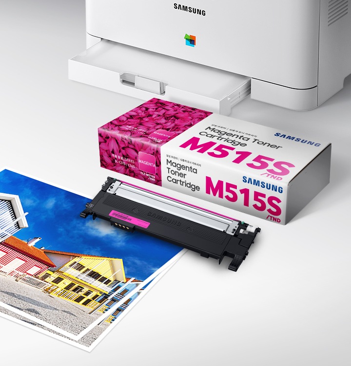 이미지 오른쪽 상단에 프린트 오른쪽에서 바라본 이미지가 있으며 프린트 이미지 오른쪽 하단 부분에 위에서 내려본 토너의 이미지가 있는 이미지 입니다. 토너의 제품 이미지 하단에는 주택의 정면 이미지가 출력된 출력물이 있습니다.