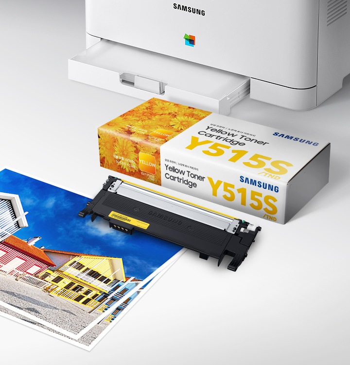 이미지 오른쪽 상단에 프린트 오른쪽에서 바라본 이미지가 있으며 프린트 이미지 오른쪽 하단 부분에 위에서 내려본 토너의 이미지가 있는 이미지 입니다. 토너의 제품 이미지 하단에는 주택의 정면 이미지가 출력된 출력물이 있습니다.