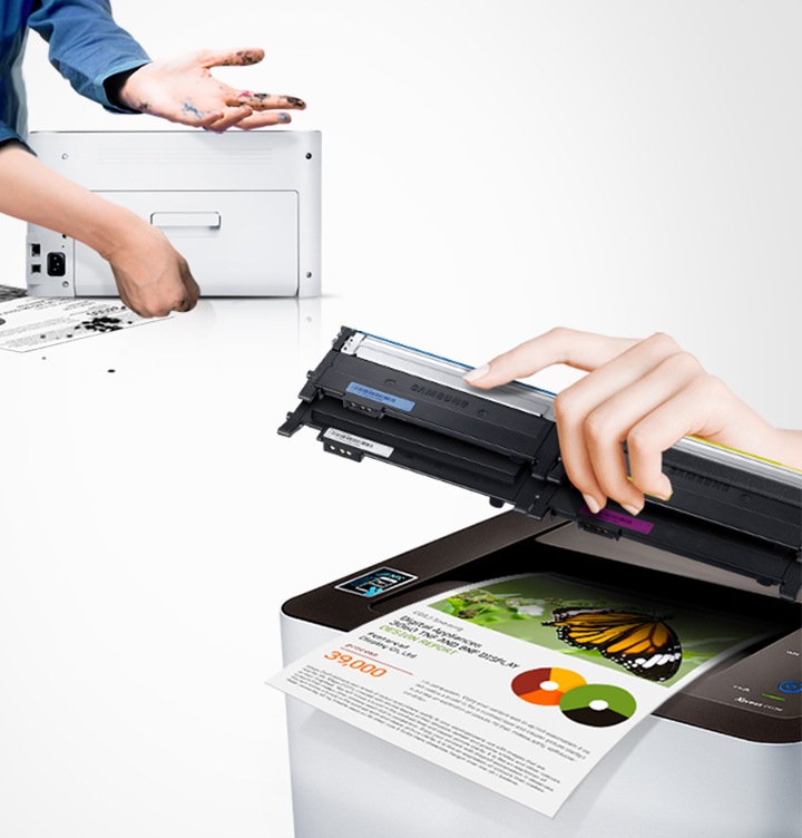 삼성 정품 토너가 고장 없이 안전함을 보여주는 컷으로서, 좌측에 비정품 토너를 사용한 프린터는 토너가 고장이 났고, 우측에 삼성 정품 토너를 사용한 프린터는 고장없이 출력물이 보이고 있습니다.