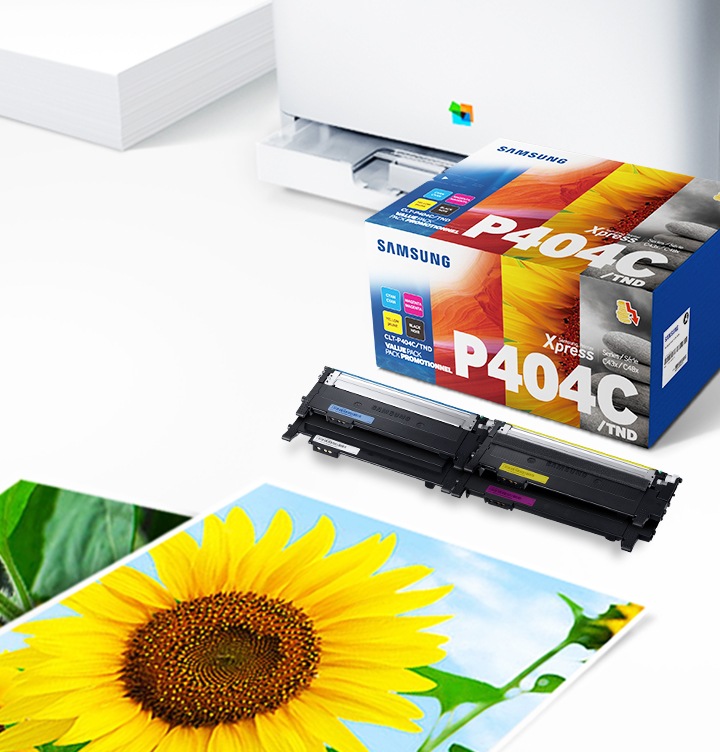 위쪽 삼성 프린터가 하단에는 출력물이 놓여있습니다. 오른쪽 하단에는 삼성 토너 카트리지가 있습니다.